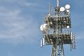 Beim terrestrischen Fernsehen wird das Signal von Sendemasten oder Fernsehtürmen ausgestrahlt.