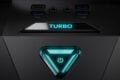 Power- und Turbo-Button sind ebenfalls beleuchtet.