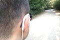 Die flexiblen Ohrbügel verleihen sicheren Halt