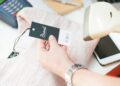 Mit Mobile Payment kannst du beim Einkaufen dein Portemonnaie zuhause lassen.