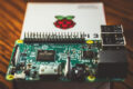 Der Lieferumfang des Raspberry Pi ist spartanisch, etwas Zubehör braucht ihr auf jeden Fall