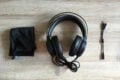 Im Lieferumfang des Headset: Aufbewahrungstasche und Adapterpeitsche