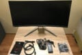 Darin finden sich: Netzteil, Kabel für HDMI, DisplayPort und USB sowie eine Wandhalterung.