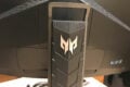 Auf der Rückseite finden sich ein praktischer Tragegriff und das Predator-Logo.