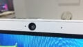 Über der Webcam gibt es einen kleinen Schalter für die Schiebeabdeckung.