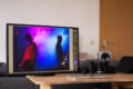 In der untersten Position sitzt der Monitor auf dem Standfuß.