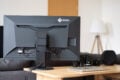 Erst wird ein Teil am Monitor befestigt, dann die Kabel dran halten und den zweiten Teil aufsetzen.