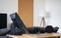 Nach hinten gekippt geht der Monitor sogar noch weiter runter.
