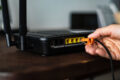 Per LAN-Kabel könnt ihr unbewegliche Geräte wie Stand-PCs einfach mit dem Netzwerk verbinden.