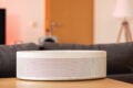 Flacher als viele vergleichbare Konkurrenten: Der MusicCast 50, dieses Mal in weiß.