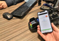 iPhone auflegen, per Touch-ID oder Face-ID bestätigen & fertig 