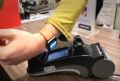 Seitentaste zweimal drücken & Apple Watch an den Kartenleser halten - schon ist der Einkauf bezahlt.