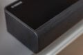 Passt vor fast jeden Fernseher: die schlanke Soundbar.