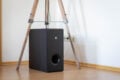 Der kompakte Subwoofer ist nochmals unauffälliger. Die Oberflächen sind einfach gehalten.
