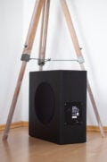 Der Subwoofer benötigt lediglich ein einziges Kabel: das Stromkabel.