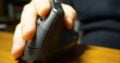 Nicht zu steil, nicht zu flach zwingt die Maus von Logitech zu ausgestreckten Fingern, liegt aber fantastisch in der Hand.
