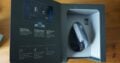 Mit Abstand die schickste Verpackung liefert Logitech, aber auch den meisten Müll. Hinter dem magnetischen Deckel liegt die Maus in Plastik. Kabel und Anleitung liegen in einem eigenen Fach.