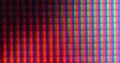 Vergrößert zeigt sich, dass die Bildpunkte eines Flachbildfernsehers wiederum aus drei Punkten bestehen, aus denen sich die Farben zusammensetzen.