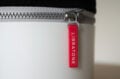 Der Libratone ZIPP 2 hat ein eigenständiges Design, das wärmer wirkt als viele andere zylinderförmige Lautsprecher.