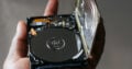 Anders als bei der HDD mit Magnetkopf lässt sich der SSD-Speicher nicht einfach überschreiben.
