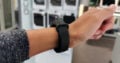 Das Silikon-Armband lässt sich individuell einstellen.