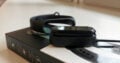 Das Mi Band wird per Ladeadapter aufgeladen.