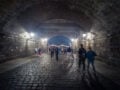 Praktisch. Die Vignettierung (Abdunklung am Rand) gleicht die Überbelichtung wegen den Lampen aus.