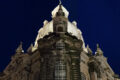 Bildausschnitt: Links Raw-Foto bei ISO 400 und 1/8 Belichtungszeit. In der Mitte das parallel abgespeicherte JPEG. Rechts die Vollautomatik im Foto-Modus bei ISO 1000 und 1/20 Belichtungszeit. Das Bild ist erschreckend rauschfrei, ohne Artefakte zu zeigen. Ich bin beeindruckt.