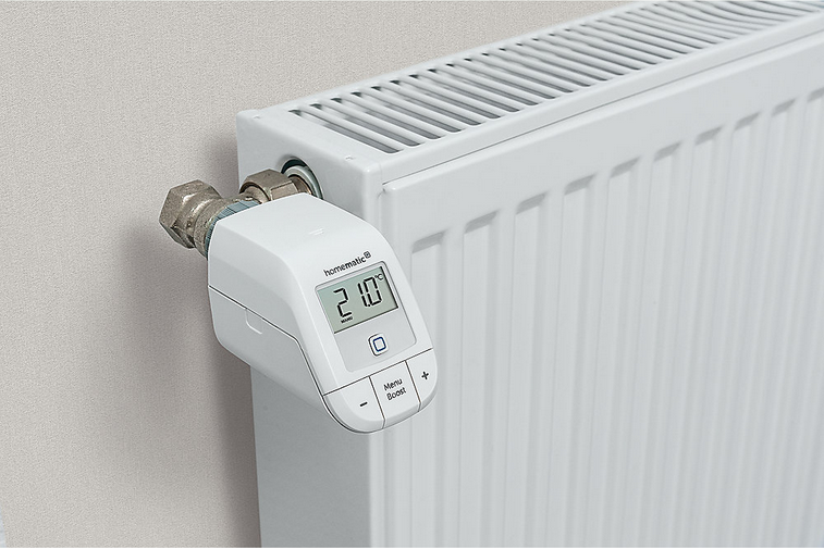 Heizkörper mit Thermostat der 21 Grad anzeigt