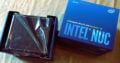 Die schlichte Verpackung offenbart den kaum kleineren Rechner von Intel.