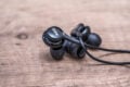 Es liegen auch hier wieder hochwertige AKG-In-Ears ...