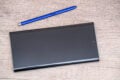 Eigentlich in Phone-Farbe ist der Aura-Glow-Pen in sattem Blau gehalten.