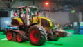 ...und plötzlich stand ein Traktor in der Halle. Der Farming Simulator wird hier definitiv ernst genommen. 