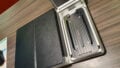 Die Schablone wird in das Gerät gelegt und stellt sicher, dass Smartphone und Displayglas passgenau aufeinander gesetzt werden.