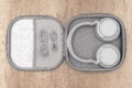 Headphones sowie USB- und Klinken-Kabel