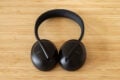 Der Noise Cancelling Headphones 700 fällt durch das Fehlen von unnötigen Details auf. So passt der Kopfhörer sowohl zu Jeans und T-Shirt als auch zum Anzug.