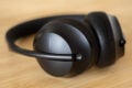 Zahlreiche Mikrofone helfen beim Noise Cancelling für beide Parteien und nehmen Klänge in hervorragender Qualität auf.