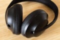 Links die Multifunktions-Taste für das Noise Cancelling. Rechts oben Power/Bluetooth, rechts unten Google Assistant. Am linken Hörer kann ich ein Audiogerät per Kabel einstecken, am rechten per USB-C aufladen.
