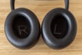 Anstatt die Hörer ganz dezent mit links und rechts zu beschriften, macht Bose es auf den ersten Blick ersichtlich. Offensichtlich hat Bose Designer, die schon einmal einen Kopfhörer benutzt haben. Danke!