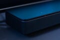 Die Soundbar fällt durch ein sehr schlichtes Design und dezente LEDs auf. Wer schon einmal beim Filmeschauen von den Status-LEDs geblendet wurde, weiß das zu schätzen.