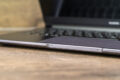 Mikros vorn in der Lasche der Notebookwanne