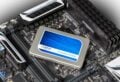 SATA-SSDs sehen aus wie flache Blöcke und werden oft in Halterungen im PC oder Notebook eingeschoben.