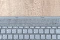 Die Anschlüsse an der Tastatur rasten ...