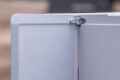 Ein Blick auf die Scharniere bestätigt die robuste Bauweise.
