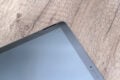 Die Lautsprecher sind oben links und rechts am Tablet verbaut.
