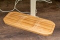 Wer genau hinsieht, erkennt ausgeblichene Stellen am Holz.