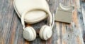Das Headset, seine Tasche und der Ladeständer