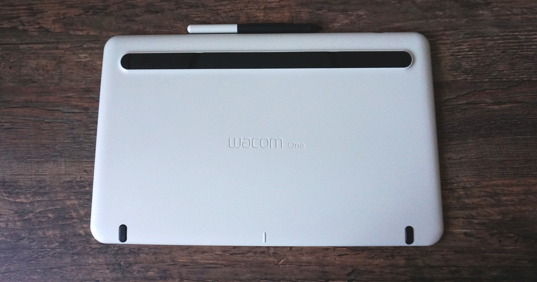 Die Rückseite des Tabletts zeigt den Wacom One-Schriftzug.