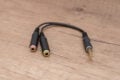 Weil am Headset ein Doppelklinkenkabel verbaut ist, ...