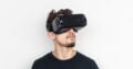 Mann mit VR Brille